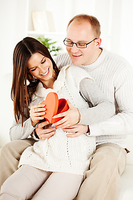 포토 JPG 해외이미지 라이프스타일 커플 여자 남자 행복 거실 청소년 휴식 실내 선물 사랑 사람 앉기 성인 두명 세로 상자 놀람 하트 해외202004 해외포토 모양 감정 컨셉 관계 모션 표정 내부 생활 파일형식 이미지허브