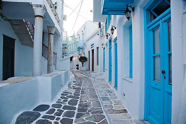 포토 JPG 해외이미지 전통 유럽 문화 도로 벽 섬 여행 건축양식 하늘 휴가 거리 주택 풍경 사람없음 야외 건물 여름 파란색 컬러풀 햇빛 바구니 여행객 문 마을 바위 흰색 도시 고급 지중해 그리스 좁은 타운 그리스인 미코노스섬 옛날 해외202004 해외포토 서양인 건축물 계절 건축 나라 길 바다 컬러 컨셉 교통시설 사람 태양 돌_바위 파일형식 이미지허브