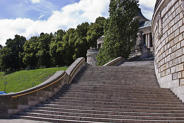 포토 JPG 해외이미지 나무 구름 하늘 거리 주택 사람없음 초록색 파란색 조각상 계단 흰색 도시 정사각형 천연기념물 구시가지 해외202004 해외포토 자연요소 도형 식물 컬러 건물 조형물 파일형식 이미지허브