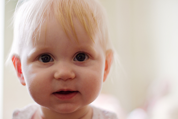 포토 JPG 해외이미지 모델 딸 행복 얼굴 어린이 자연 놀이 미래 새로움 건강 한명 웃음 사람 파란색 흰색 아기 신생아 오픈 입 달콤 작음 부드러움 세대 돌봄 해외202004 해외포토 1 감정 컬러 컨셉 가족 모션 표정 신체부위 감각 맛 크기 생태계 파일형식 이미지허브