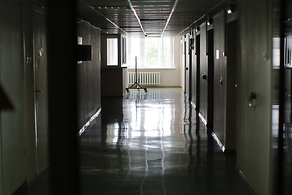 포토 JPG 해외이미지 디자인 벽 백그라운드 출입구 바닥 직장 병원 사람없음 내부 빛 약 문 걷기 검은색 어둠 죽음 업무 복도 터널 러시아 개발 방법 벨로루시 소비에트 옛날 해외202004 해외포토 유럽 길 컬러 회사 의학 모션 작업 파일형식 이미지허브