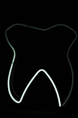 포토 JPG 해외이미지 백그라운드 비즈니스 치과 사람없음 야외 빛 검은색 어둠 활발 정보 흰색 입 치아 서비스 사인 치과의사 네온 문학 빛망울 광 해외202004 해외포토 컬러 컨셉 병원 신체부위 의사 소화기관 파일형식 이미지허브