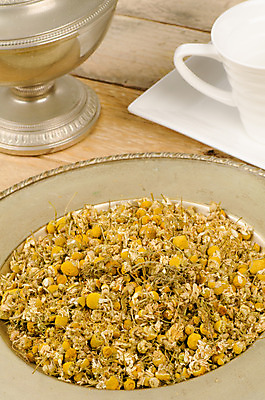 포토 JPG 해외이미지 식물 접시 꽃 음료 재료 건조 건강 사람없음 컵 세로 새싹 신선 약초 찻주전자 허브 향 내추럴 정물화 캐모마일 투입 많음 해외202004 해외포토 식기 컨셉 모션 주전자 풀_식물 그림 파일형식 이미지허브