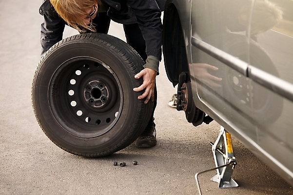 포토 JPG 해외이미지 남자 도로 여행 겨울 교통시설 자동차 새로움 한명 야외 짜증 긴급 업무 바퀴 변화 수리 좌절 브레이크 고장 서비스 타이어 위치 고정 문제 정비공 길가 깨짐 단절 땅바닥 혼란 해외202004 해외포토 1 계절 감정 길 육상교통 교통 컨셉 바닥 사람 작업 기술자 시설 파일형식 이미지허브