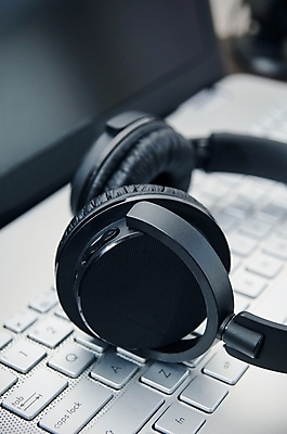 포토 JPG 해외이미지 음악 이어폰 백그라운드 컨셉 인터넷 비즈니스 노래 통신 놀이 열쇠 모바일 사람없음 노트북 전자제품 컴퓨터 디지털 검은색 헤드폰 공책 웹 소리 듣기 장비 게임 흰색 키보드 업무 네트워크 볼륨 연결 전화기 귀 오디오 플레이어 하드웨어 해외202004 해외포토 컬러 음향기기 모션 문화예술 문구용품 신체부위 작업 파일형식 이미지허브