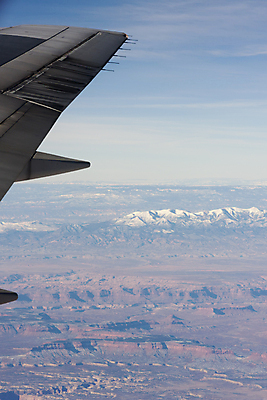 포토 JPG 해외이미지 여행 날개 비행기 사람없음 평화 대패 해외202004 해외포토 컨셉 항공교통 대중교통 파일형식 이미지허브