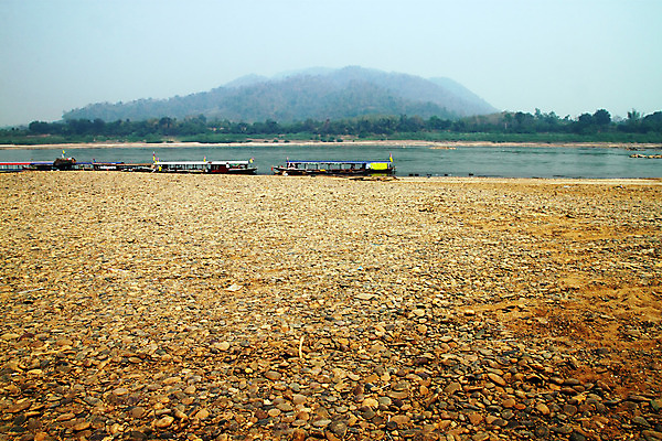 포토 JPG 해외이미지 식물 전통 아시아 종교 문화 여행 농업 교통시설 태국 자연 하늘 아침 산 항해 동양인 풍경 사람없음 물 파란색 강 태양 평화 마을 일출 맑음 황혼 일몰 골동품 바위 기도 보트 재산 숲 낚시꾼 지역 라오스 메콩강 해외202004 해외포토 주간 자연요소 나라 산업 컬러 교통 컨셉 배_교통 날씨 인종 금융 노을 돌_바위 시설 생태계 파일형식 이미지허브