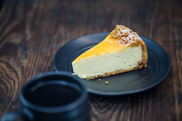 포토 JPG 해외이미지 디저트 실내 사람없음 소프트포커스 치즈케이크 나무배경 해외202004 해외포토 음식 백그라운드 촬영기법 내부 케이크 파일형식 이미지허브