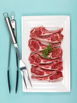 포토 JPG 해외이미지 접시 음식 육류 요리 사람없음 빨간색 흰색 자르기 먹기 준비 날것 서빙 양고기 고립 해외202004 해외포토 식기 컬러 식재료 모션 파일형식 이미지허브