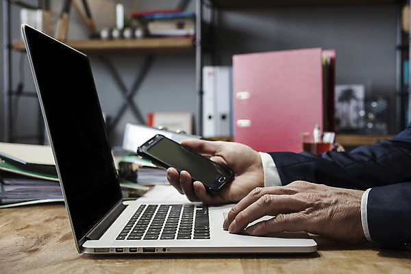 포토 JPG 해외이미지 비즈니스 성공 실내 신체부위 책 금융 노트북 스마트폰 사무실 타이핑 키보드 업무 작업 비즈니스맨 스마트 마케팅 해외202004 해외포토 남자 컨셉 사람 내부 경제 전자제품 핸드폰 스마트기기 직장인 파일형식 이미지허브