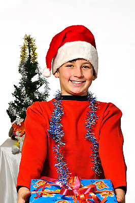 포토 JPG 해외이미지 1 응시 행복 리본 종이 어린이 크리스마스 실내 선물 한명 웃음 사람 소년 가로 상자 금발 갈색 카메라 어깨 고립 포장소품 해외202004 해외포토 헤어스타일 시선 기념일 남자 감정 컬러 포장 표정 내부 신체부위 전자제품 오브젝트 포장재료 파일형식 이미지허브