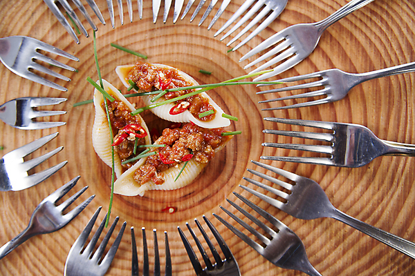 포토 JPG 해외이미지 전통 접시 음식 포크 토마토 치즈 파스타 육류 요리 사람없음 목재 식사 저녁식사 발표 맛 메뉴 점심식사 폭식 해외202004 해외포토 나무 식기 컨셉 채소 식재료 재료 유제품 서양음식 파일형식 이미지허브