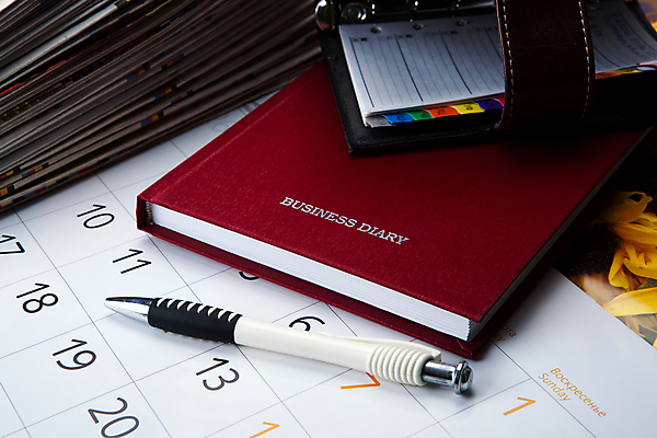 포토 JPG 해외이미지 직업 비즈니스 탁자 휴식 사람없음 빨간색 펜 쌓기 다이어리 공책 달력 흰색 업무 신문 해외202004 해외포토 컬러 가구 컨셉 모션 문구용품 간행물 필기구 사무용품 작업 뉴스 파일형식 이미지허브