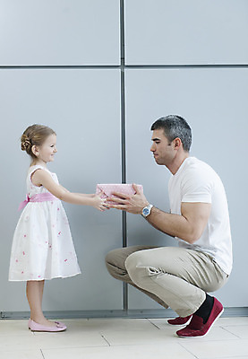 포토 JPG 해외이미지 백인 여자 남자 딸 행복 초등학생 어린이 2 패턴 가족 실내 선물 서기 미소 사람 두명 30대 쇼핑 상자 자녀 잡기 도시 아빠 쇼핑몰 주기 상업 긍정 체코 해외202004 해외포토 서양인 학생 감정 유럽 컨셉 무늬 관계 모션 표정 내부 장년 파일형식 이미지허브