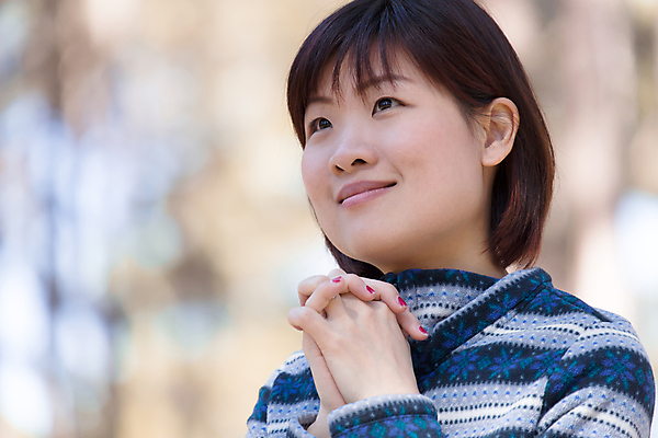 포토 JPG 해외이미지 손 행복 감정 얼굴 결혼 겨울 태국 추상 휴식 한국 사랑 한명 미소 여름 파란색 유행 평화 손잡기 일본 중국 희망 재킷 추위 코트 기도 하트 반지 기다림 스웨터 소원 숭배 해외202004 해외포토 모양 1 계절 아시아 컬러 컨셉 상의 무늬 장신구 모션 표정 사람 이벤트 신체부위 외투 파일형식 이미지허브