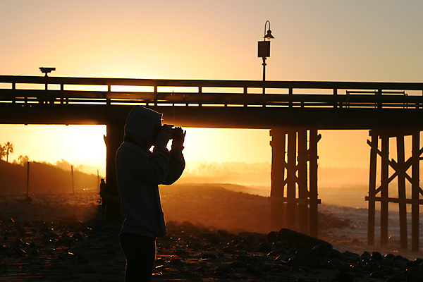 포토 JPG 해외이미지 직업 여자 남자 실루엣 모래 파도 바다 오렌지 자연 하늘 서기 사람 풍경 성인 취미 사람없음 야외 가로 빛 태양 노란색 카메라 일출 항구 검은색 사진촬영 황혼 일몰 새벽 서핑 황금 저녁 사진사 윤곽 순간 혼자 해외202004 해외포토 자연요소 컬러 과일 교통시설 모션 촬영기법 전자제품 노을 촬영 수상스포츠 야간 작가 생태계 파일형식 이미지허브