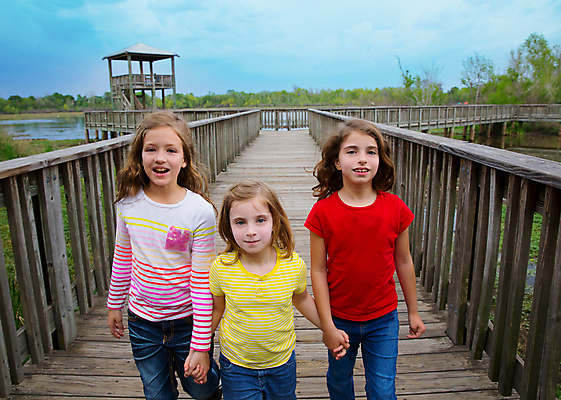 포토 JPG 해외이미지 백인 응시 공원 여자 행복 호수 여유 어린이 여행 백그라운드 학교 가족 자연 놀이 휴가 함께함 관리 미소 사람 풍경 소녀 야외 세명 물 여름 친구 걷기 봄 표현 잡기 그룹 작음 자매 석호 철책 해외202004 해외포토 자연요소 서양인 시선 계절 공공시설 교육 감정 컨셉 관계 모션 표정 크기 생태계 파일형식 이미지허브