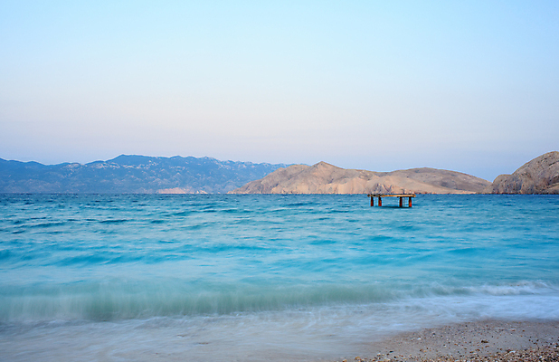 포토 JPG 해외이미지 모래 파도 바다 섬 여행 하늘색 자연 하늘 휴가 풍경 해변 사람없음 야외 물 여름 파란색 빛 만 서핑 황무지 크리스탈 지중해 장면 크로아티아 해외202004 해외포토 자연요소 계절 유럽 컬러 수상스포츠 광석 생태계 파일형식 이미지허브