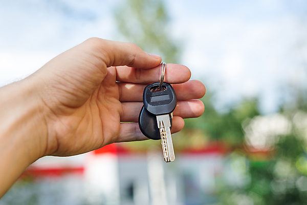 포토 JPG 해외이미지 1 손 남자 여행 흑인 교통시설 열쇠 관리 사람 성인 사람없음 야외 혼자 카피스페이스 해외202004 해외포토 서양인 교통 신체부위 공백 시설 파일형식 이미지허브