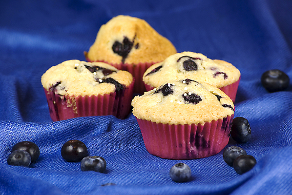 포토 JPG 해외이미지 열매 음식 백그라운드 과일 디저트 건강 사람없음 파란색 과자 케이크 빵집 신선 달콤 맛 아침식사 컵케이크 굽기 블루베리 머핀 숙성 해로움 핸드메이드 해외202004 해외포토 식물 빵 컬러 컨셉 상점 식사 구이 파일형식 이미지허브