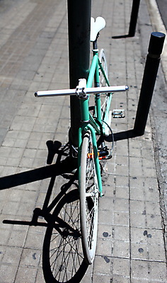 포토 JPG 해외이미지 도로 여행 교통시설 거리 그림자 서기 사람없음 야외 세로 초록색 햇빛 자전거 수확 도시 클래식 복고 순환 잠금 전용 스타일 힙스터 해외202004 해외포토 패션 길 컬러 교통 컨셉 농업 모션 태양 바이크 시설 보안 파일형식 이미지허브