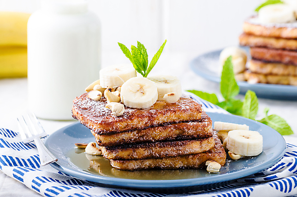 포토 JPG 해외이미지 접시 포크 바나나 실내 사람없음 아웃포커스 우유 식탁보 우유병 민트 슬라이스 메이플시럽 해외202004 프렌치토스트 해외포토 식기 과일 병_용기 유제품 촬영기법 내부 허브 토스트 시럽 파일형식 이미지허브