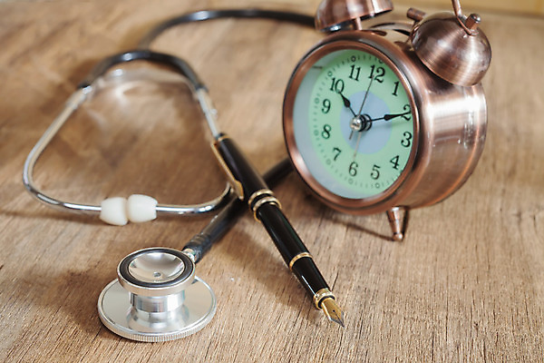 포토 JPG 해외이미지 시계 청진기 탁자 건강 병원 사람없음 목재 치료 약 반사 펜 건강관리 금속 장비 시험 의사 기구 공구 맥박 질병 측정 분수 공포 돌봄 해외202004 해외포토 나무 교육 가구 재료 의학 의료기기 모션 재질 관리 필기구 의료진 도구 파일형식 이미지허브