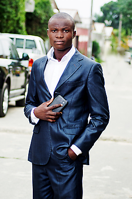 포토 JPG 해외이미지 응시 행복 비즈니스 통신 자동차 성공 거리 한명 서기 미소 성인 건물 스마트폰 도시풍경 비즈니스맨 도심 연결 만족 지역 염원 해외202004 해외포토 1 건축물 시선 남자 감정 육상교통 컨셉 모션 표정 사람 풍경 핸드폰 스마트기기 도시 직장인 파일형식 이미지허브