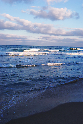 포토 JPG 해외이미지 구름 바다 여행 하늘 표면 날씨 풍경 사람없음 야외 물 파란색 빛 반사 어둠 침묵 고요 일몰 새벽 추위 바위 황금 야간 저녁 신비 암초 수평선 해외202004 해외포토 자연요소 컬러 컨셉 노을 소리 돌_바위 파일형식 이미지허브
