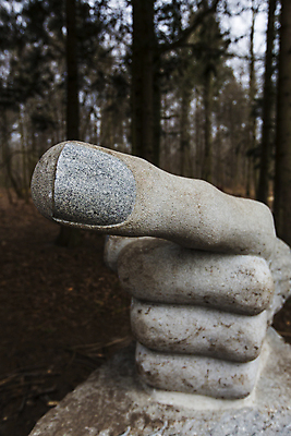 포토 JPG 해외이미지 나무 손 남자 지도 통신 손가락 미술 손짓 사람없음 야외 조각상 주먹 바위 흰색 가리킴 못 메시지 선택 숲 큼 방향 심볼 사인 심플 해외202004 해외포토 식물 컬러 컨셉 모션 문화예술 사람 신체부위 조형물 돌_바위 공구 크기 파일형식 이미지허브