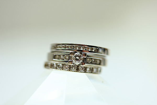 포토 JPG 해외이미지 결혼 결혼식 사람없음 금속 반지 원형 황금 고급 보석 결혼반지 다이아몬드 약혼 설정 해외202004 해외포토 도형 컨셉 장신구 재질 이벤트 광석 약속 파일형식 이미지허브