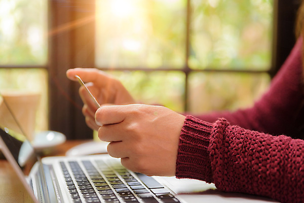 포토 JPG 해외이미지 직업 학생 응시 여자 행복 커피 백그라운드 인터넷 비즈니스 통신 탁자 주택 대화 사람 앉기 사람없음 노트북 스마트폰 컴퓨터 사무실 햇빛 스크린 카페 자유 타이핑 키보드 업무 비즈니스우먼 연결 무선전화기 부름 그래픽디자이너 프리랜서 힙스터 해외202004 해외포토 시선 패션 감정 음료 가구 컨셉 모션 말하기 건물 전자제품 핸드폰 스마트기기 태양 상점 작업 직장인 디자이너 전화기 파일형식 이미지허브