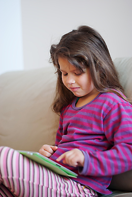 포토 JPG 해외이미지 1 교육 딸 행복 어린이 인터넷 통신 주택 실내 한명 웃음 사람 노트북 컴퓨터 소파 웹 방 와이파이 해외202004 해외포토 감정 의자 가족 표정 내부 건물 전자제품 무선인터넷 파일형식 이미지허브