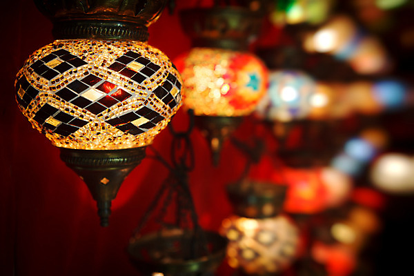 포토 JPG 해외이미지 전통 디자인 아시아 문화 여행 백그라운드 유리 추상 이스탄불 매달리기 미술 동양인 사람없음 건물 장식 빨간색 빛 컬러풀 상점 활발 장비 거래 등불 램프 시장 야간 쇠사슬 타일 무역 기념품 동쪽 칠면조 빛망울 아랍어 옛날 스타일 해외202004 튀르키예 해외포토 자연요소 건축물 나라 산업 컬러 컨셉 무늬 모션 재질 조류 문화예술 조명 인종 방향 오브젝트 파일형식 이미지허브