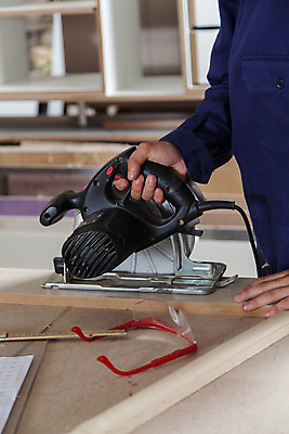 포토 JPG 해외이미지 백인 모델 직업 손 남자 산업 백그라운드 노동자 고글 한명 미소 사람 20대 성인 건물 목재 세로 앞치마 힘 공구 잡기 작업실 재산 수리 위험 자르기 목수 책상 목공예 고정 건축업자 돌봄 수목 옛날 톱밥 해외202004 해외포토 서양인 나무 1 건축물 건축 가구 컨셉 재료 모션 표정 청년 신체부위 금융 도구 가루 공예 파일형식 이미지허브