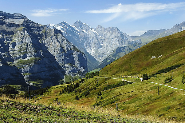 포토 JPG 해외이미지 구름 유럽 자연 하늘 아침 산 풍경 사람없음 초록색 태양 여행객 평화 고요 기차 안개 스위스 암초 절정 목가 해외202004 해외포토 주간 자연요소 나라 육상교통 컬러 컨셉 날씨 대중교통 사람 생태계 파일형식 이미지허브