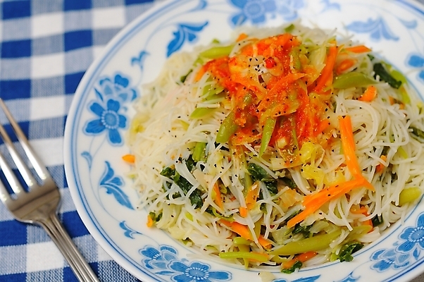 포토 JPG 해외이미지 라이프스타일 접시 아시아 음식 백그라운드 컨셉 다이어트 채소 재료 고추 탁자 건강 요리 동양인 사람없음 식사 중국 흰색 직물 신선 뜨거움 양념 맛 먹기 향신료 메뉴 매움 심플 채식주의자 해외202004 해외포토 식기 나라 컬러 가구 모션 인종 생활 채식 향미료 파일형식 이미지허브