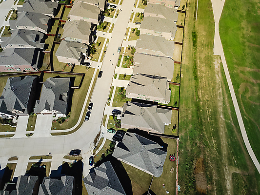 포토 JPG 해외이미지 공원 도로 패턴 가족 자국 지붕 새로움 거리 주택 안테나 풍경 잔디 사람없음 건물 도시풍경 쌓기 정원 미국 차도 도시 고속도로 재산 정상 옥상 싱글 커뮤니티 타운 이웃 대출 개발 교외 구름다리 드론 줄서기 진짜 차고 텍사스 해외202004 해외포토 식물 건축물 공공시설 길 컨셉 북아메리카 무늬 통신 관계 교통시설 모션 금융 다리_건축물 파일형식 이미지허브