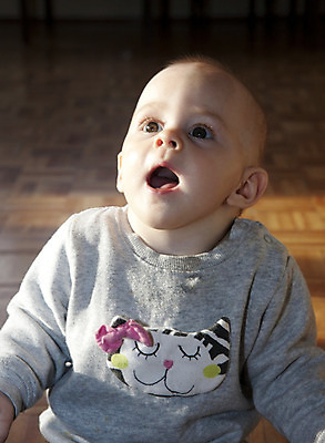 포토 JPG 해외이미지 응시 행복 얼굴 어린이 놀이 건강 한명 사람 성장 아기 달콤 호기심 결백 해외202004 해외포토 1 시선 감정 컨셉 신체부위 맛 파일형식 이미지허브