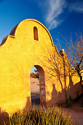 포토 JPG 해외이미지 종교 건축양식 창문 하늘 멕시코 선인장 그림자 사람없음 컬러풀 교회 일몰 발코니 역사 재산 애리조나 첨탑 야광 강렬 스페인어 식민지 옛날 해외202004 해외포토 식물 건축 컬러 북아메리카 종교건축 건물 금융 빛 노을 탑 미국 파일형식 이미지허브