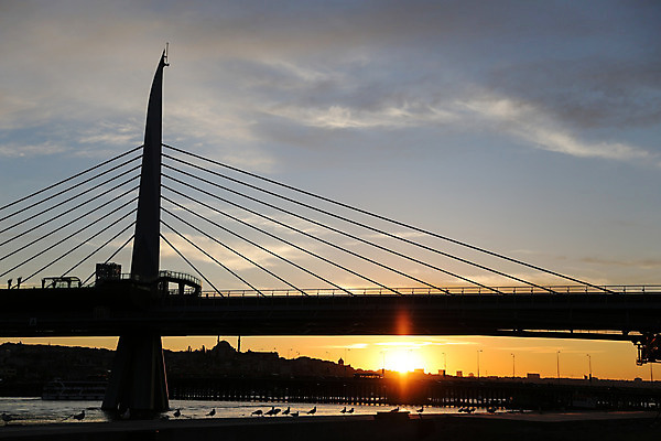 포토 JPG 해외이미지 건축양식 이스탄불 사람없음 건물 탑 일몰 도시 전철 역 칠면조 해외202004 튀르키예 해외포토 건축물 건축 아시아 육상교통 교통시설 조류 대중교통 노을 파일형식 이미지허브