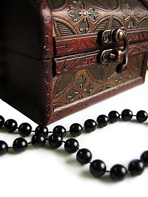 포토 JPG 해외이미지 목걸이 팔찌 선물 안전 사람없음 목재 상자 갈색 검은색 골동품 오픈 화려 재산 작음 신비 나무상자 컨테이너 비밀 보석 잠금 객실 문학 수납 마법 보물 유지 발견 구식 궤 해외202004 해외포토 나무 산업 컬러 컨셉 재료 장신구 금융 크기 광석 보안 파일형식 이미지허브