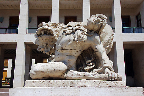 포토 JPG 해외이미지 선 조각 백그라운드 건축양식 하늘 미술 사람없음 건물 파란색 조각상 이탈리아 궁전 흰색 역사 로마 심볼 묘사 아치 정사각형 대리석 천연기념물 정문 줄서기 스타일 해외202004 해외포토 도형 건축물 건축 유럽 컬러 고건축 재료 모션 문화예술 조형물 문 파일형식 이미지허브