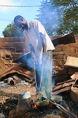 포토 JPG 해외이미지 직업 아프리카 불 한명 사람 업무 오븐 제조 예술가 청동 온도 고용 용광로 해외202004 해외포토 자연요소 1 나라 가전제품 구직 작업 채용 파일형식 이미지허브