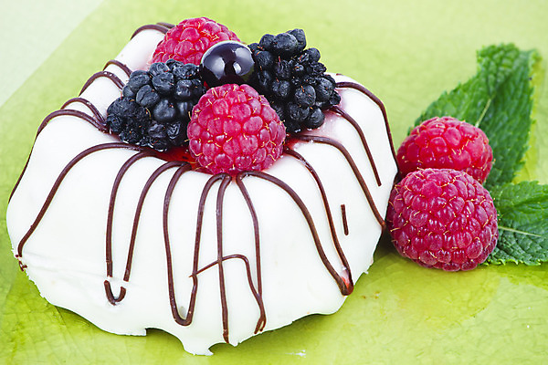 포토 JPG 해외이미지 접시 부분 딸기 사람없음 빨간색 초록색 빛 사각형 블록 기쁨 신선 플랫 고급 달콤 맛 뿌리기 민트 보따리 부드러움 블랙베리 토막 고체 무스 실린더 자취 힌트 해외202004 해외포토 도형 식기 감정 컬러 컨셉 과일 모션 감각 허브 파일형식 이미지허브