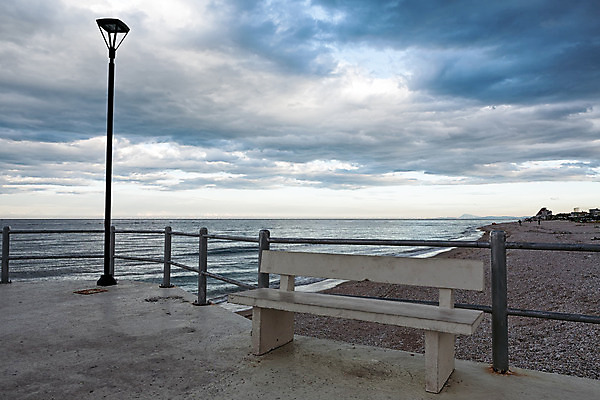 포토 JPG 해외이미지 모래 파도 바다 여행 가로등 벤치 건축양식 하늘 휴가 사람없음 건물 가로 물 이탈리아 발코니 수평선 해외202004 해외포토 자연요소 건축물 공공시설 건축 유럽 의자 파일형식 이미지허브