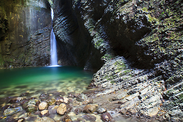 포토 JPG 해외이미지 공원 여행 잎 모션 자연 산 건강 풍경 사람없음 야외 초록색 물 여름 강 환경 폭포 하이킹 젖음 흐름 탐험 가을 바위 신선 구멍 개울 동굴 떨어짐 숲 부식 그림 알프스 지하 내추럴 때리기 석회암 슬로베니아 전국 해외202004 해외포토 자연요소 식물 계절 공공시설 유럽 컬러 컨셉 레저 암석 돌_바위 생태계 파일형식 이미지허브
