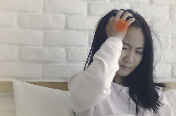 포토 JPG 해외이미지 여자 남자 얼굴 신체 청진기 베개 근육 스트레스 건강 병원 피곤 한명 사람 앉기 성인 빨간색 머리 방 고통 의사 흰색 침대 업무 질병 두통 돌봄 편두통 해외202004 해외포토 1 감정 컬러 가구 컨셉 의학 의료기기 침구 모션 신체부위 의료진 작업 파일형식 이미지허브