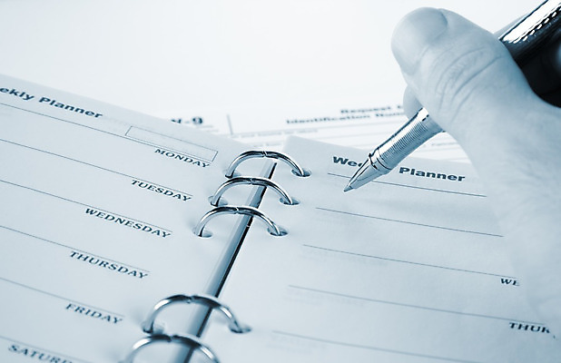 포토 JPG 해외이미지 손 종이 컨셉 비즈니스 아이디어 사람없음 펜 금속 흰색 반지 작업 비즈니스맨 일주일 계획 작가 서식 해외202004 해외포토 직업 남자 컬러 장신구 재질 신체부위 필기구 직장인 파일형식 이미지허브