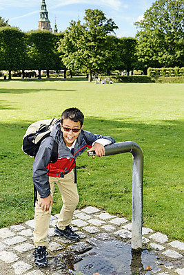 포토 JPG 해외이미지 백인 공원 남자 행복 얼굴 음료 어린이 한명 사람 소년 야외 초록색 물 여름 청춘 봄 젖음 추위 마시기 신선 뜨거움 떨어짐 시원함 갈증 분수 수도꼭지 상쾌 내추럴 해외202004 해외포토 자연요소 서양인 1 계절 공공시설 감정 컬러 컨셉 모션 신체부위 파일형식 이미지허브